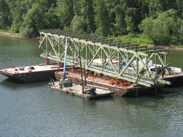 East-Sellwood-Bridge-truss-span-on-barge